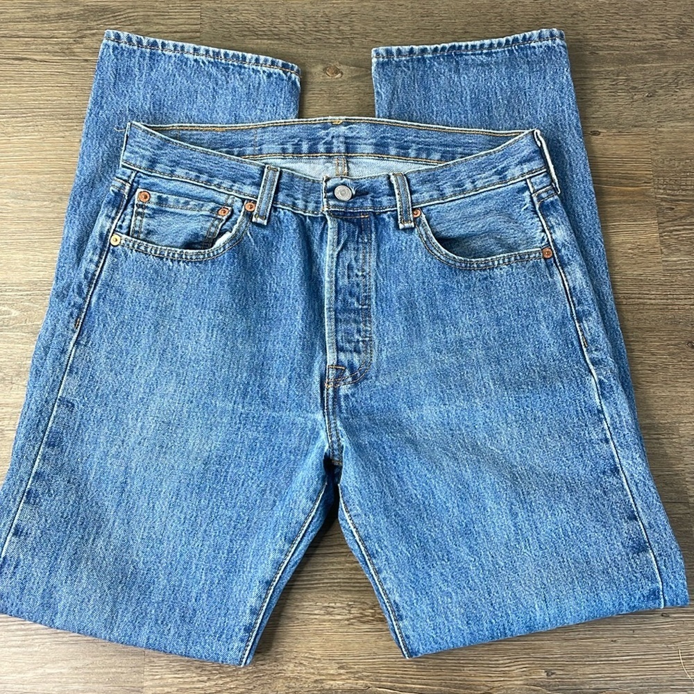 Levis Men’ss 501 button fly jeans leg distressed straight cut, size 32 x 32